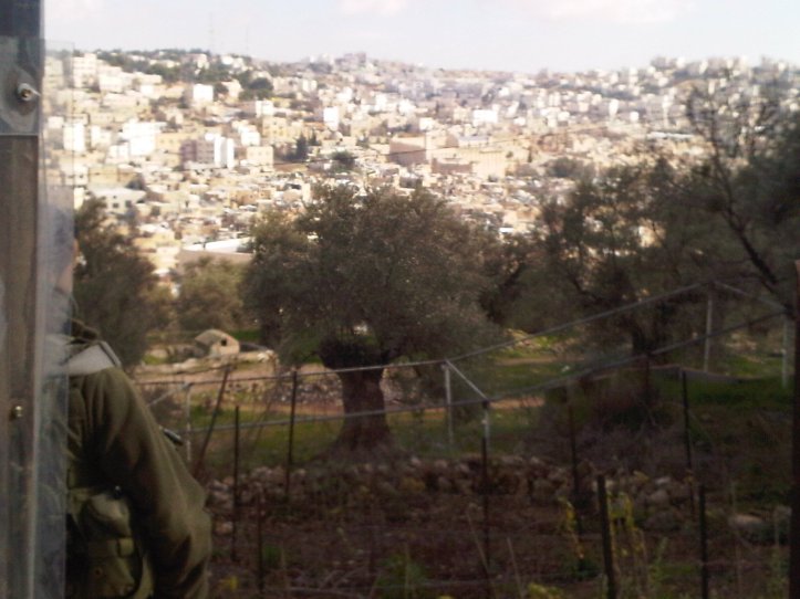 Un soldado observa la tumba de los Patriarcas, en el centro de Hebrón